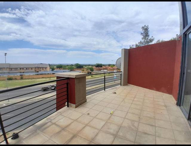 1 BEDROOM APARTMENT FOR SALE IN ROOIHUISKRAAL NORTH